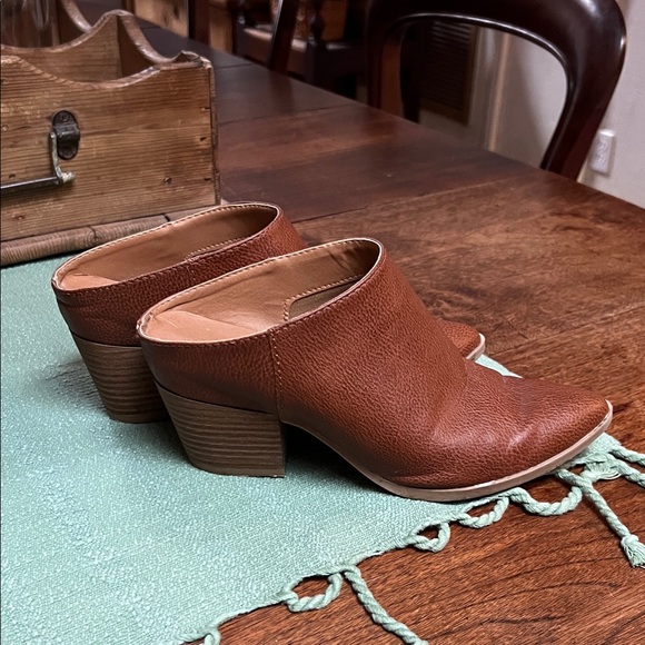 Universal Thread Block Heel Mules - Picture 3 of 6